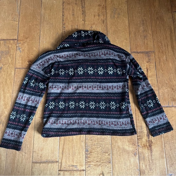 Slight Cropped Cowl Neck 3/4 Sleeve Sweater with Snowflake Pattern - Picture 6 of 6